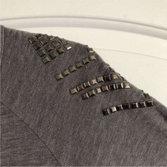 Long studded shoulder sweater - Picture 2 of 7